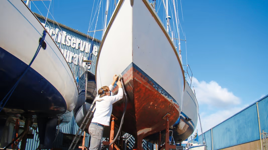 Frau schleift Unterwasserschiff